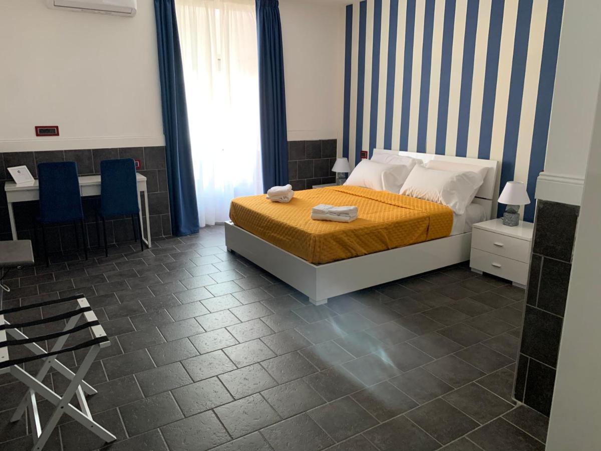 Yacht Club Angioino Hotel Napoli Bagian luar foto